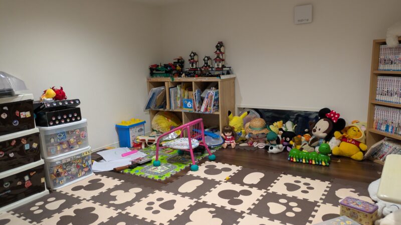 蔵の中に子供のおもちゃや絵本が整理されたおもちゃ部屋の実際の様子