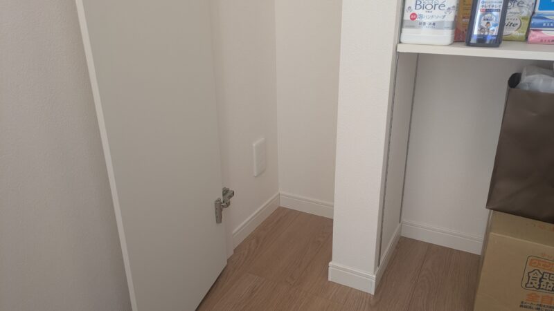 掃除機を収納するスペース内のコンセント位置の例。充電式掃除機やコード付き掃除機の使用を考えると、内部にコンセントがあると便利。