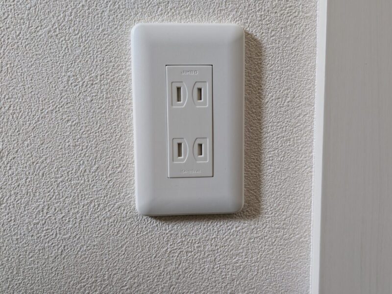 注文住宅で使用される一般的な壁付けコンセント（2口タイプ）の写真