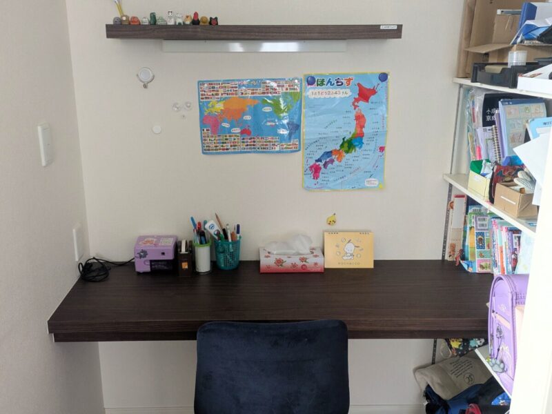 造作デスク上のコンセント位置のアップ。手元で使いやすく、充電や家電の使用に便利な配置になっている。