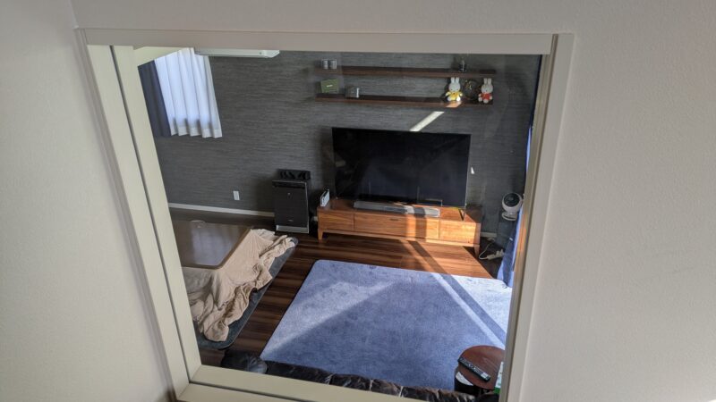 スマートスタイルHの1.5階書斎からリビングを見下ろせる窓