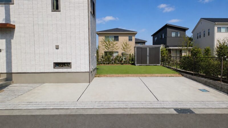 外構の土間コンクリート駐車場と庭の全景（AI加工）