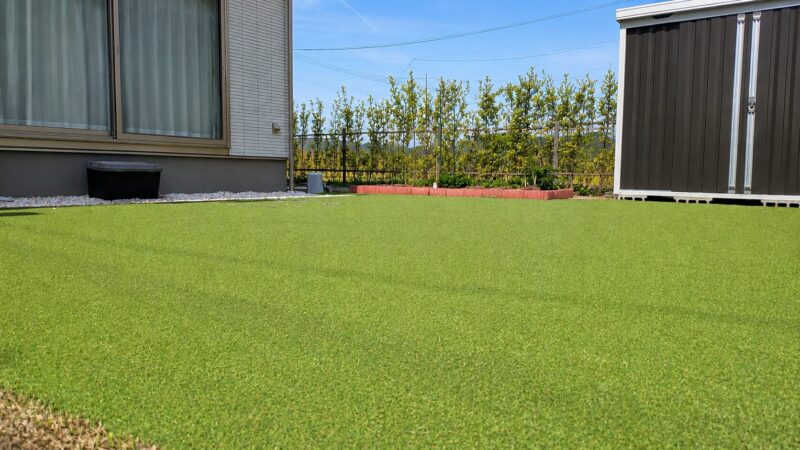 DIYで施工した人工芝の庭全景5年後