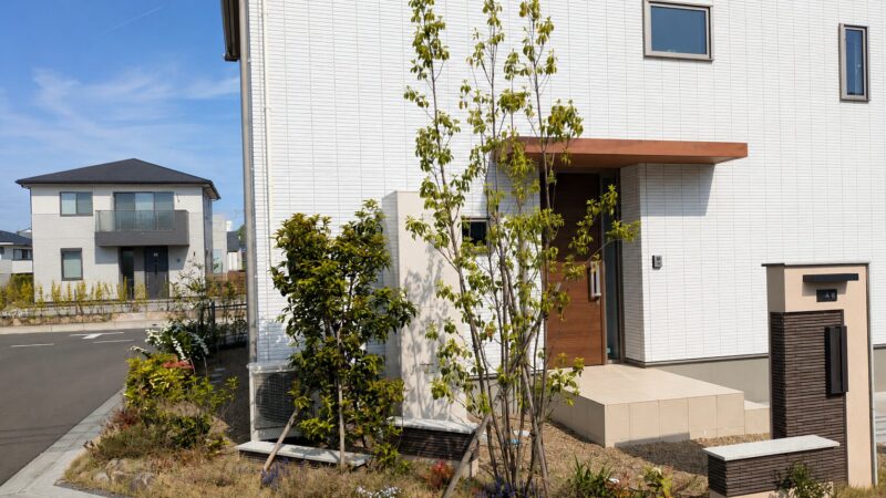 家の側面の植栽エリア全景（周辺景色はAI加工）