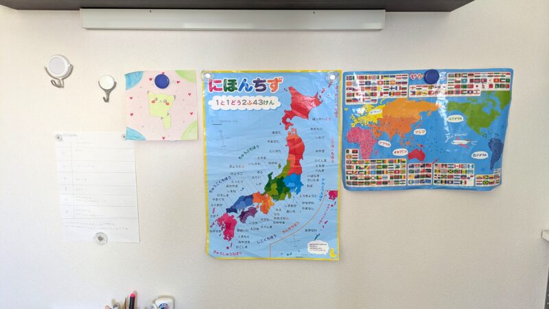 造作デスク正面のマグネット壁。日本地図・世界地図・時間割をマグネットで貼り付けた状態