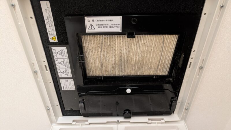 天井の換気ユニットのカバーを開けた状態