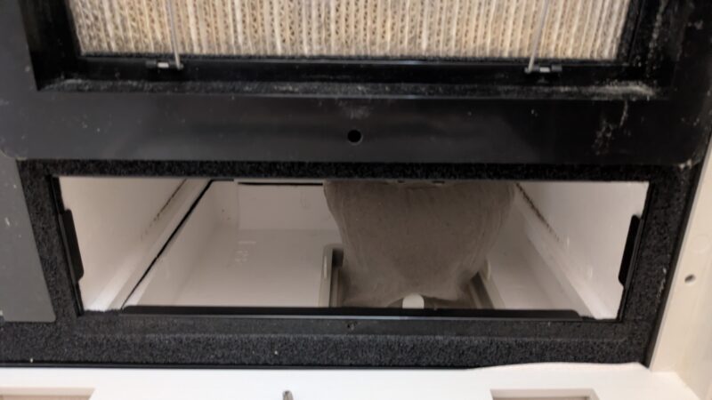 フィルターを外した換気ユニットの内部