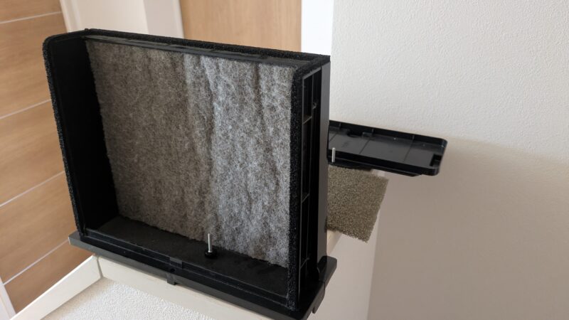 取り外した給気フィルターに付着したホコリ