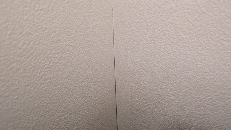 2年目点検で見逃され補修されずに残っている壁紙の継ぎ目
