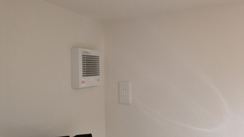 蔵の壁の上部に設置された排気用の換気扇