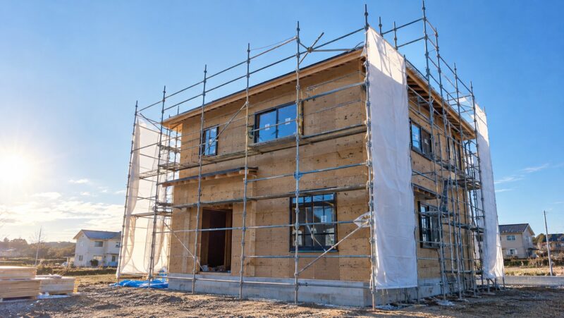足場が組まれた上棟後の住宅（イメージ）