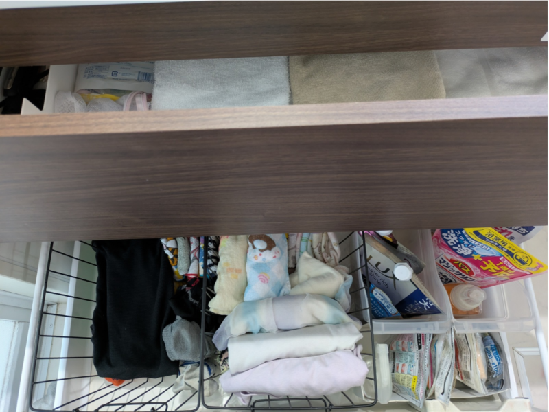 洗剤やパジャマなどを収納している下段引き出し