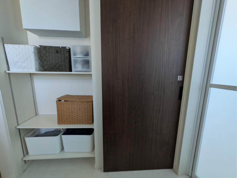 洗面所の可動棚と廊下につながる引き戸