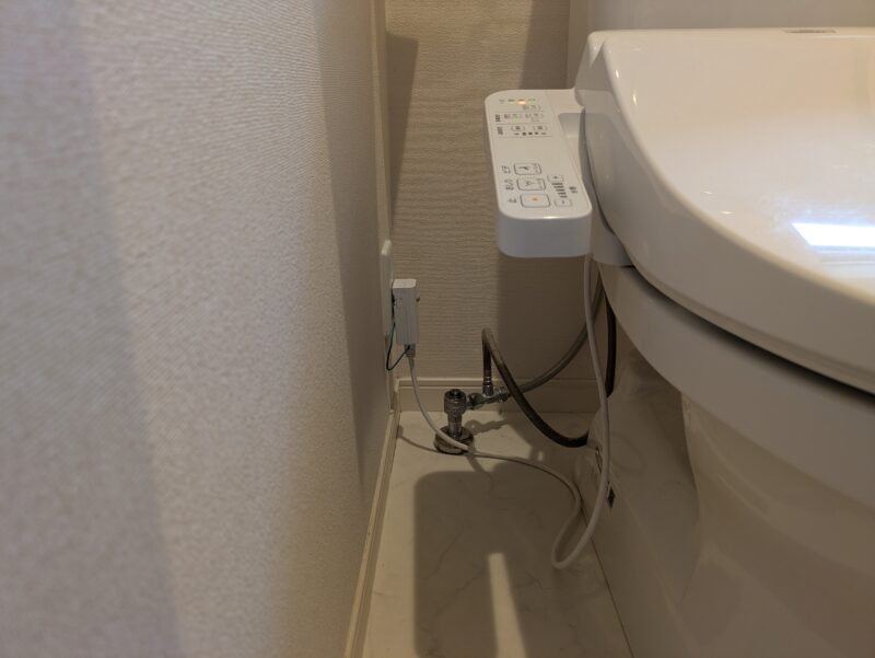 1階トイレの便器の横。リモコンがあり、壁との間が狭い