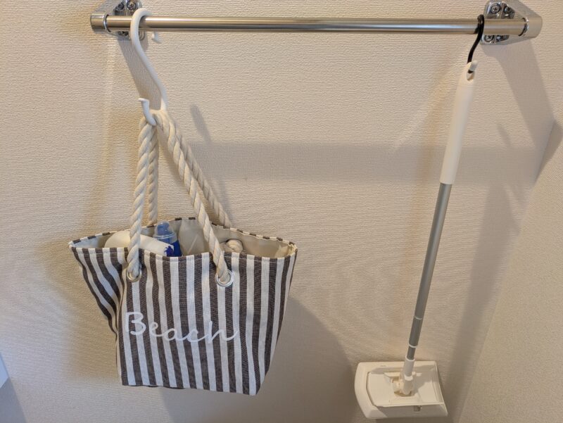 1階トイレの掃除用品。タオル掛けに掛けたバッグに入れている