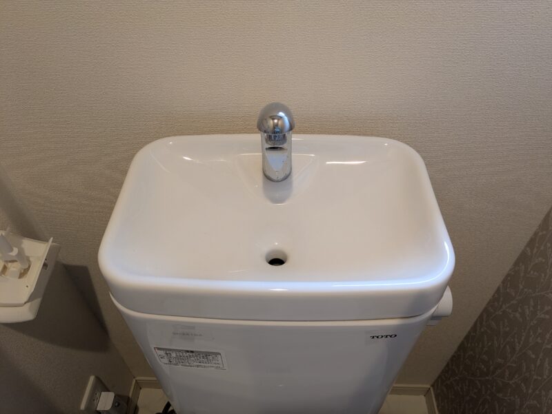 1階トイレのタンク上部の手洗い