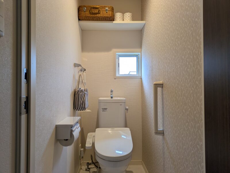 1階トイレの収納天棚。高い位置にあり、窓の上に設置している