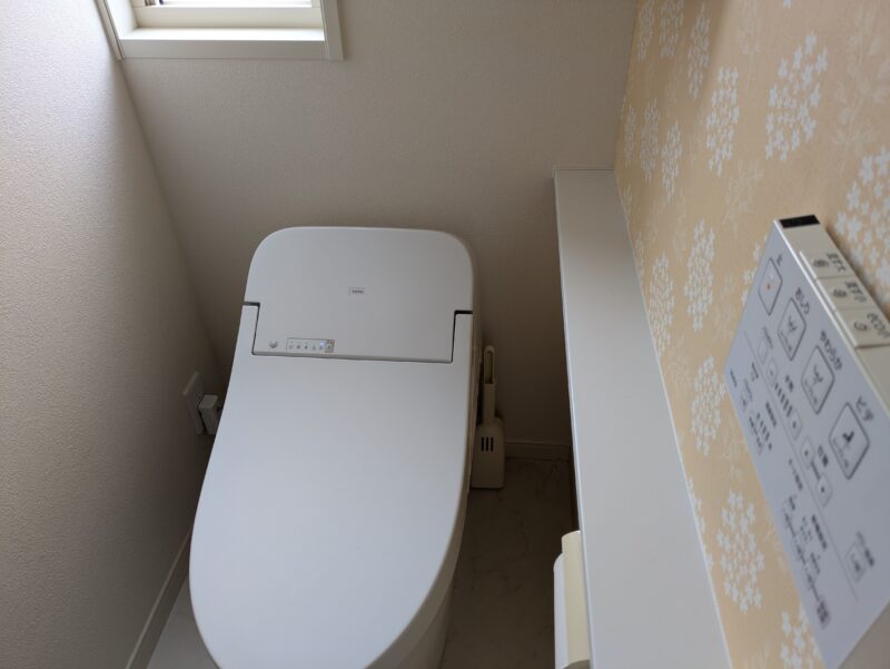2階トイレの便器の横。壁付けリモコンで、横にスペースがある