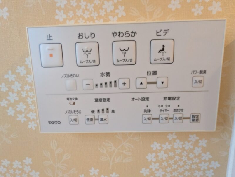 2階トイレの壁付けリモコン